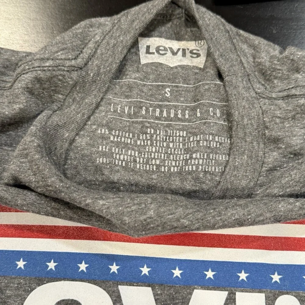 NWT Levis Stars & Stripes Gray Mens Small Crewneck Short Sleeve T-shirt Flag